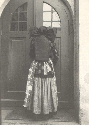Ausgangstracht aus Crostwitz : Kleidung - katholische Tracht. Ort: Chrósćicy / Crostwitz. Ausgangstracht einer Frau