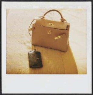 Handtasche in einem Hotelzimmer