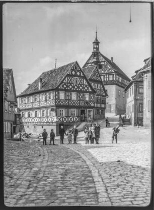 Blick auf das Rathaus, Fachwerkhäuser