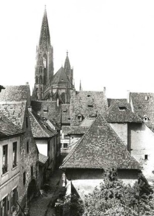 Freiburg, Stadt : Freiburg. Straßenbild. Blick gegen das Münster von Südosten