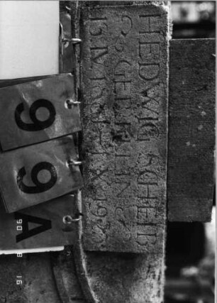 Grabstein 99 (Index: 99618523) Maße HxBxT: 183x140x30 cm Beschreibung: aufgesetzte Urne Symbolik: Verzierungen Besonderheit: Doppelgrab für Eheleute (mit Tochter?): Grabstein 99A