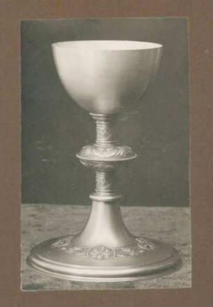 Foto eines mit Ornamenten verzierten Kelches
