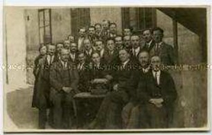 Gruppenbild von Angestellten mit Schreibmaschine