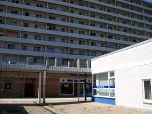Hoyerswerda: Neustadt, Wohn- und Geschäftskomplex Dietrich-Bonhoeffer-Straße