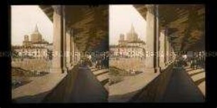 Blick von der überdachten Brücke auf die Kathedrale, Personen und Schulklasse überqueren die Brücke, Pavia