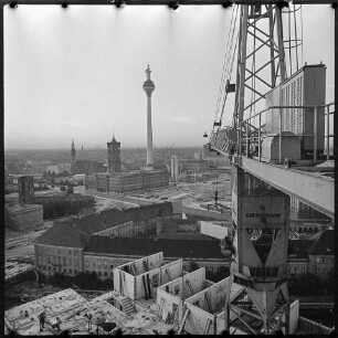 Blick auf die Großbaustelle um den Fernsehturm herum, April 1969. SW-Foto © Kurt Schwarz.