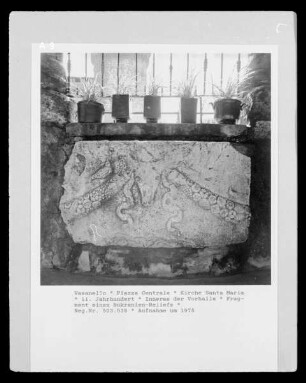 Fragment eines Bukranien-Reliefs