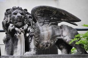 Geflügelter Markuslöwe : Der geflügelte Markuslöwe ist das Wahrzeichen der Stadt, hier als Steinfigur nahe des Theaters La Fenice. Aufgenommen in Venedig am 15. Mai 2009