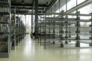 Bürogebäude; Freihandbereich : Sächsische Landesbibliothek - Staats- und Universitätsbibliothek Dresden, Bereichsbibliothek DrePunct. Leere Regale im Freihandbereich
