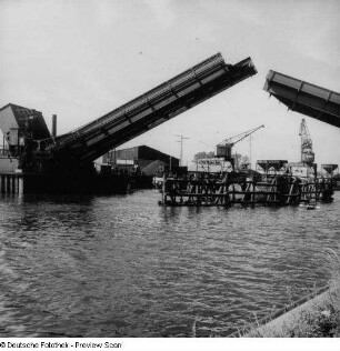 Oldenburg. Eisenbahn-Klappbrücke über die Hunte, sich öffnend. Hafeneinfahrt