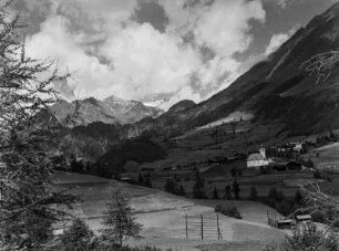 Bergdorf : Blick in Richtung eines Begdorfes an den Hängen von Walhornalp und Hochschober