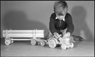 Orschweier: Holzspielzeug Götze, Kind mit Langholzwagen