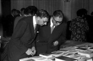 Bonn: Prinz Nicolae betrachtet Bücher