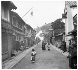 Nagasaki. Geschäftsstraße mit Passanten