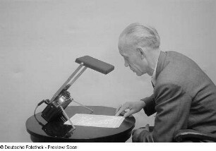 Eine Person präsentiert ein Exponat des VEB Gerätewerk Friedrichshagen auf der Leipziger Herbstmesse 1954