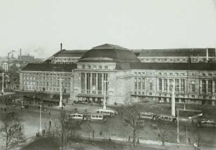 Leipzig, Hauptbahnhof : Leipzig. Hauptbahnhof. Empfangsgebäude (Teilansicht) mit westlicher Eingangshalle von Süden