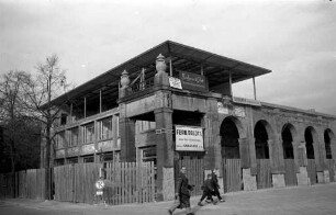 Bau des neuen Gebäudes des Verkehrsvereins Karlsruhe Ecke Bahnhofstraße und Bahnhofplatz.