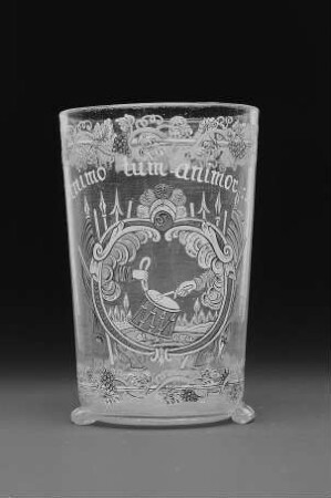 Humpen mit allegorischer Darstellung : Humpen mit allegorischer Darstellung in Kartusche. Sachsen, 1701/1725. Glas, farblos, Emailmalerei; Höhe 9,9 cm. Dresden: Kunstgewerbemuseum 3336