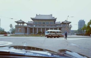 Autofahrt in einem Mercedes durch Pjöngjang, Blick auf das Pjöngjang Große Theater
