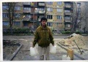 Mann beim Wasserholen in Sarajevo