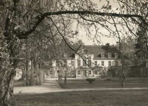 Schloss Oberlichtenau, Blick über das Rasenparterre auf die Hoffront des Schlosses