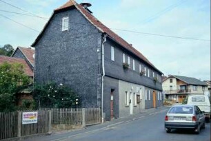 langgestrecktes Wohnhaus, traufständig, Giebel verschiefert