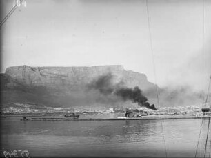 Tafelberg und Hafen : Blick auf Kapstadt mit Tafelberg im Hintergrund