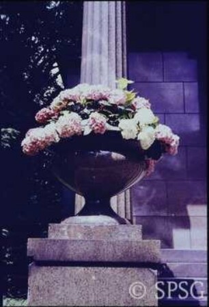 Berlin, Schloss Charlottenburg, Mausoleum, Vase mit Blumenbepflanzung.