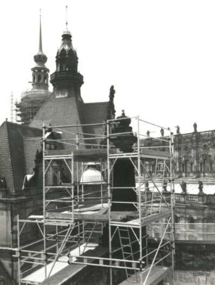 Dresden-Altstadt, Augustusstraße 2. Ständehaus (1901-1906; P. Wallot). Substanzsicherung / Wiederaufbau Dach. Obelisk mit Krone (eingerüstet). Südwestecke