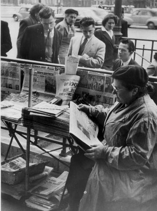 Frankreich. Paris. Ein Zeitungsverkäufer an einer METRO Station.