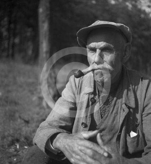 Porträt eines Pfeife rauchenden Mannes in Polen