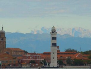 Lagune von Venedig - Berge hinter Murano : Bei besonderer Wetterlage sind hinter der Insel Murano in der Lagune von Venedig die Berge der Alpen zu sehen. Aufgenommen am 9. August 2011