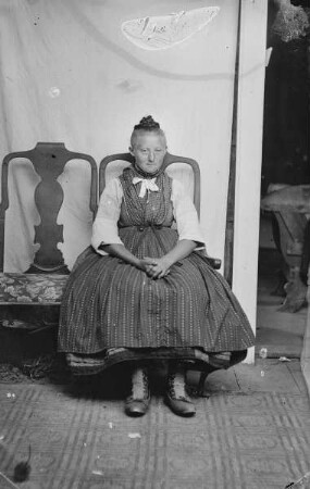 Mädchen in hessischer Tracht
