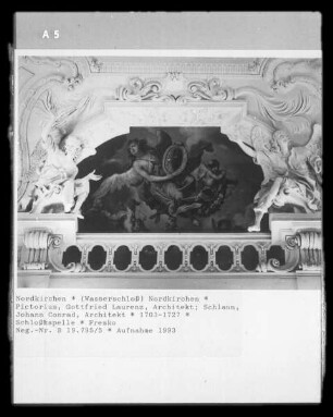 Mariensymbole von Engeln getragen — Maria, du Spiegel der Gerechigkeit! Bitte für uns!
