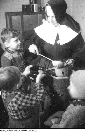 Internationales Rotes Kreuz. Kinderspeisung durchgeführt von Ordensschwestern, 1949