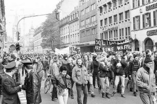 Freiburg im Breisgau: Demo gegen die Räumung des ehemaligen Baden Auto-Hauses