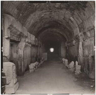 Südlicher Längstunnel, Baalbek: Blick durch den Tunnel mit Säulenfragmenten
