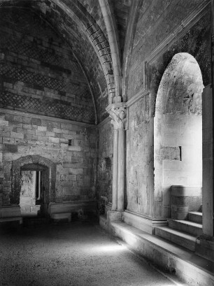 Castel del Monte. Burg (um 1240/um 1250). Inneres. Fenster mit Sitzen im Obergeschoss