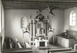 Dorfkirche, Inneres mit Kanzelaltar