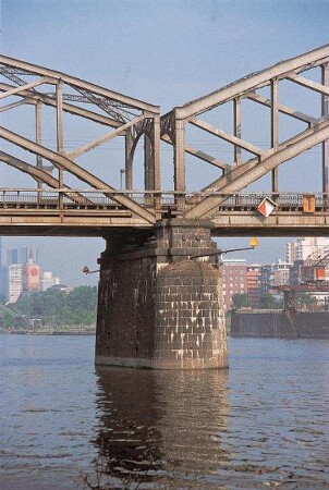 Deutschherrnbrücke (Brücke); Frankfurt, Deutschherrnbrücke , Bahnhof Frankfurt am Main-Ost , Deutschherrnufer , Hafenbahn , Main (Gew.I) , Mayfarthstraße , Hafenbahn