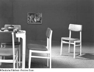 Stuhl mit gepolsterter Sitzfläche : Tisch mit vier Stühlen (1975)