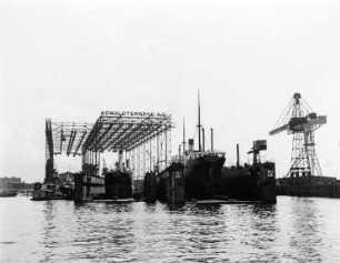 Hafenrundfahrt im Hamburger Hafen : Blick zur Werft der Howaldtswerke AG