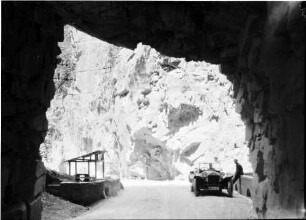 Dolomitenstraße: Tunnel, mit Lancia