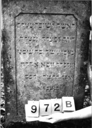Grabstein 972 (Index: 99751395) Material: Sandstein Zustand: leicht verwittert Maße HxBxT: 130x60x9 cm Beschreibung: eingezog. Rundbogenabschl. , rechteck. Schriftfeld eingetieft m. rund eingezog. Ecken: Grabstein 972B