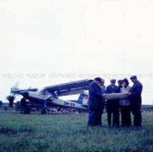 Besprechung eines Flugzeugeinsatzes zur Schädlingsbekämpfung in der LPG Kladrum mit Tierärztin Dr. Krause