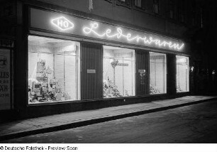 Außenansicht des HO-Lederwarengeschäfts bei Nacht