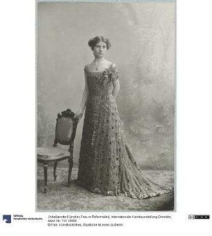 Frau in Reformkleid, Internationale Kunstausstellung Dresden
