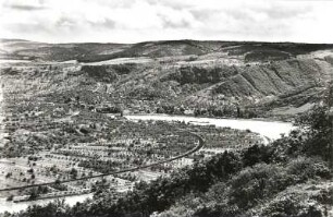 Mittelrheintal. Rheinschleife bei Boppard (Mitte). Blick vom linken Hochufer (von Nord-Nordosten) über den Filsener Gleithang mit Streifenfluren zum Hunsrück