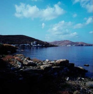 Kea. Die Agios-Nikolaos-Bucht im Nordwesten mit Dorf Vurkarion und Blick auf Korissia