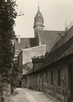 Großenhain, alter Winkel im Hof des Hotels zur goldnen Kugel, dahinter Rathausturm